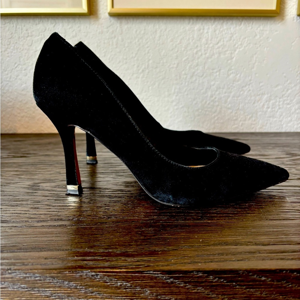 Kenneth Cole Suede Stilettos in Black Suede, size 8